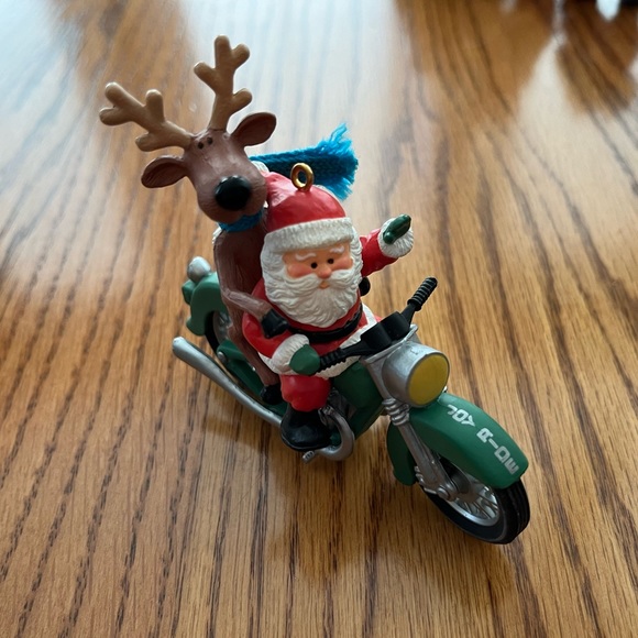 Bundle of 10 vintage Hallmark Keepsake Santa ornaments. - Picture 5 of 11